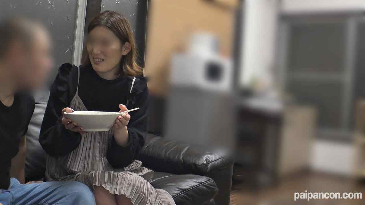 FC2-PPV-1733419 - 1本のおまけ動画あり【無修正ｘ個人撮影】人の奥さん愛奴5号　旦那が留守の間に自宅にお宅訪問！手料理を作ってもらった御礼に子育ての援助をしてたら、連発でマン屁返しされました【#NTR】 thumbnail_1.jpg