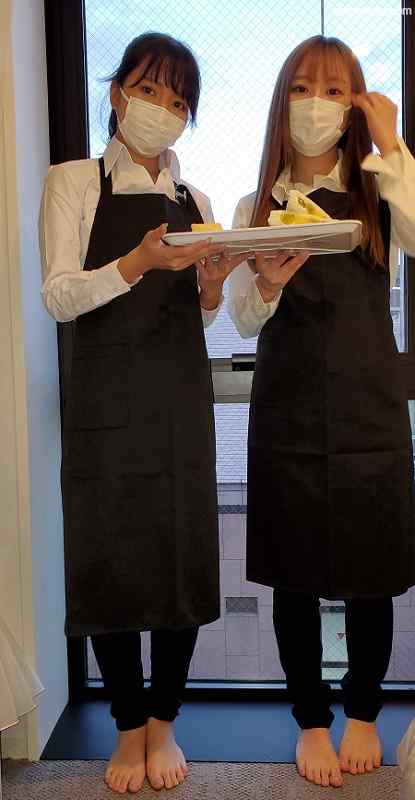 FC2-PPV-2450470 - バイト仲間のカフェ店員・黒髪のあの子と巨乳のあの子と3P