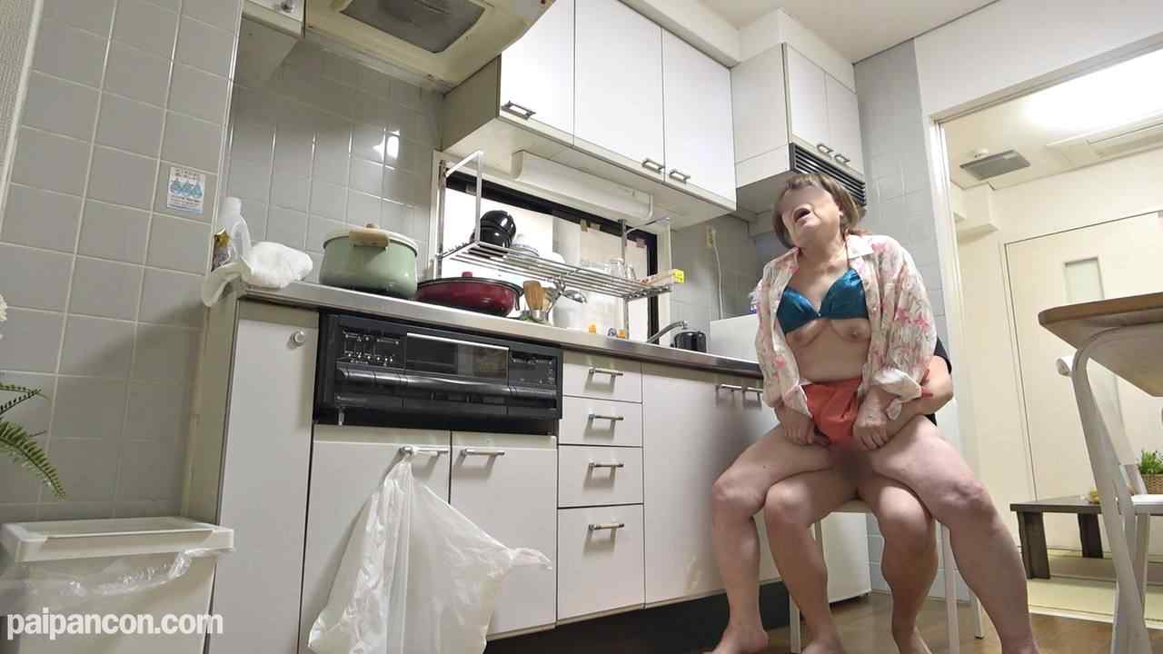 FC2-PPV-2484869 - 1本のおまけ動画あり【無修正ｘ個人撮影】愛奴5号の*親!? 自宅に突然押しかけて、「娘さん不倫してますよ」と報告も不倫相手だとバレて、激エロ還暦超え超熟女を台所で犯して隠し撮りｗ thumbnail_5.jpg