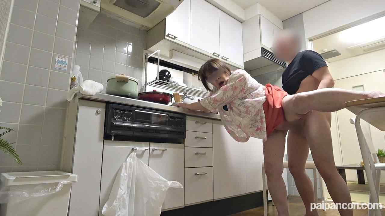 FC2-PPV-2484869 - 1本のおまけ動画あり【無修正ｘ個人撮影】愛奴5号の*親!? 自宅に突然押しかけて、「娘さん不倫してますよ」と報告も不倫相手だとバレて、激エロ還暦超え超熟女を台所で犯して隠し撮りｗ thumbnail_6.jpg