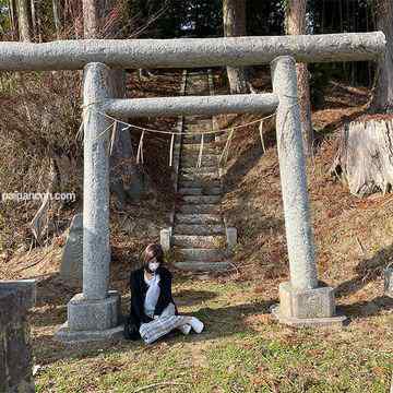 FC2-PPV-3244942 - 【野外・ぶっかけ】[後編]帰り道で神社を見つけたので、神様の前できちんと返済しますと誓わせました。
