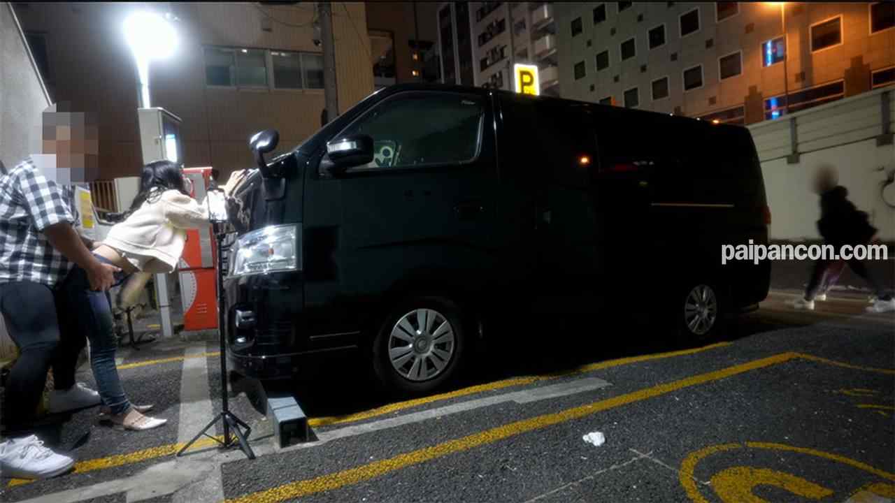 FC2-PPV-4057781 - 完全街中露出、人通り横、着衣立ちバック中出し、横を人が行き交う中、、ジーンズ穴あけ、現*役女子大生、初撮影、バック固定首輪で電動ピストン！、『個人撮影』個撮完全オリジナル３９１人目 thumbnail_7.jpg