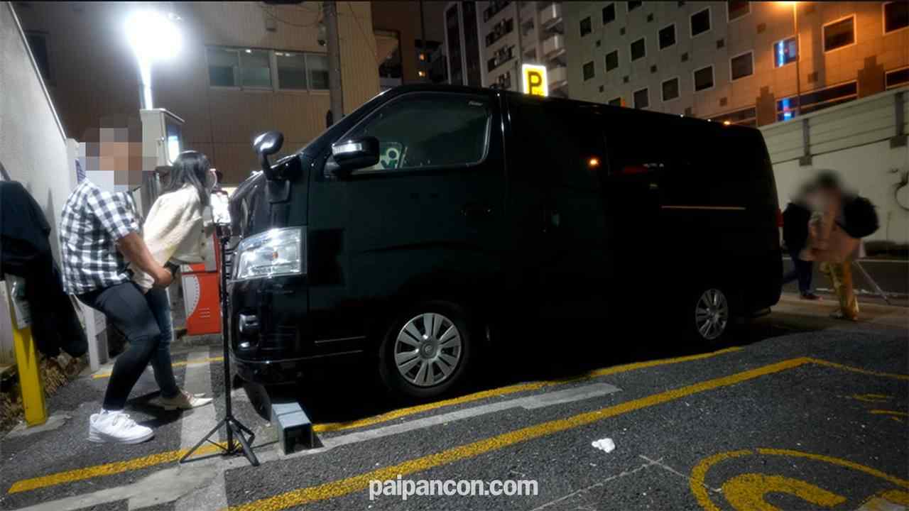 FC2-PPV-4057781 - 完全街中露出、人通り横、着衣立ちバック中出し、横を人が行き交う中、、ジーンズ穴あけ、現*役女子大生、初撮影、バック固定首輪で電動ピストン！、『個人撮影』個撮完全オリジナル３９１人目 thumbnail_8.jpg
