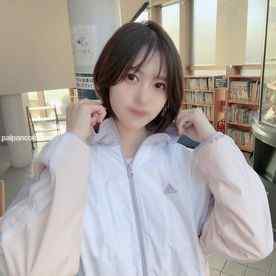 FC2-PPV-4245658 - 初撮影・顔出し！！3日間限定！！僕の美容室で働く九州から上京してきた初心で押しに弱い新人美容師を店外に連れ出し野外猥褻！！上司という絶対的な立場を利用し2回連続生中出し！！ cover.jpg