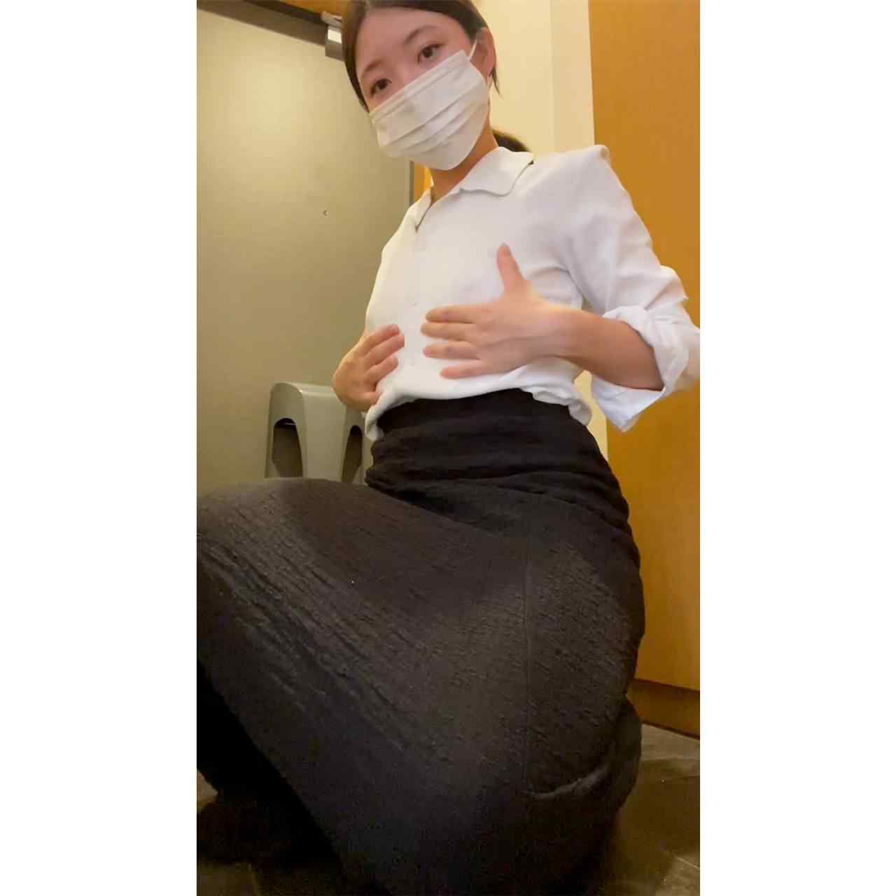 FC2-PPV-4891677 - 乳首ビンビン清楚剛毛人妻、ノーブラでおでかけしたのち玄関で本気イキオナニー４６！ thumbnail_1.jpg